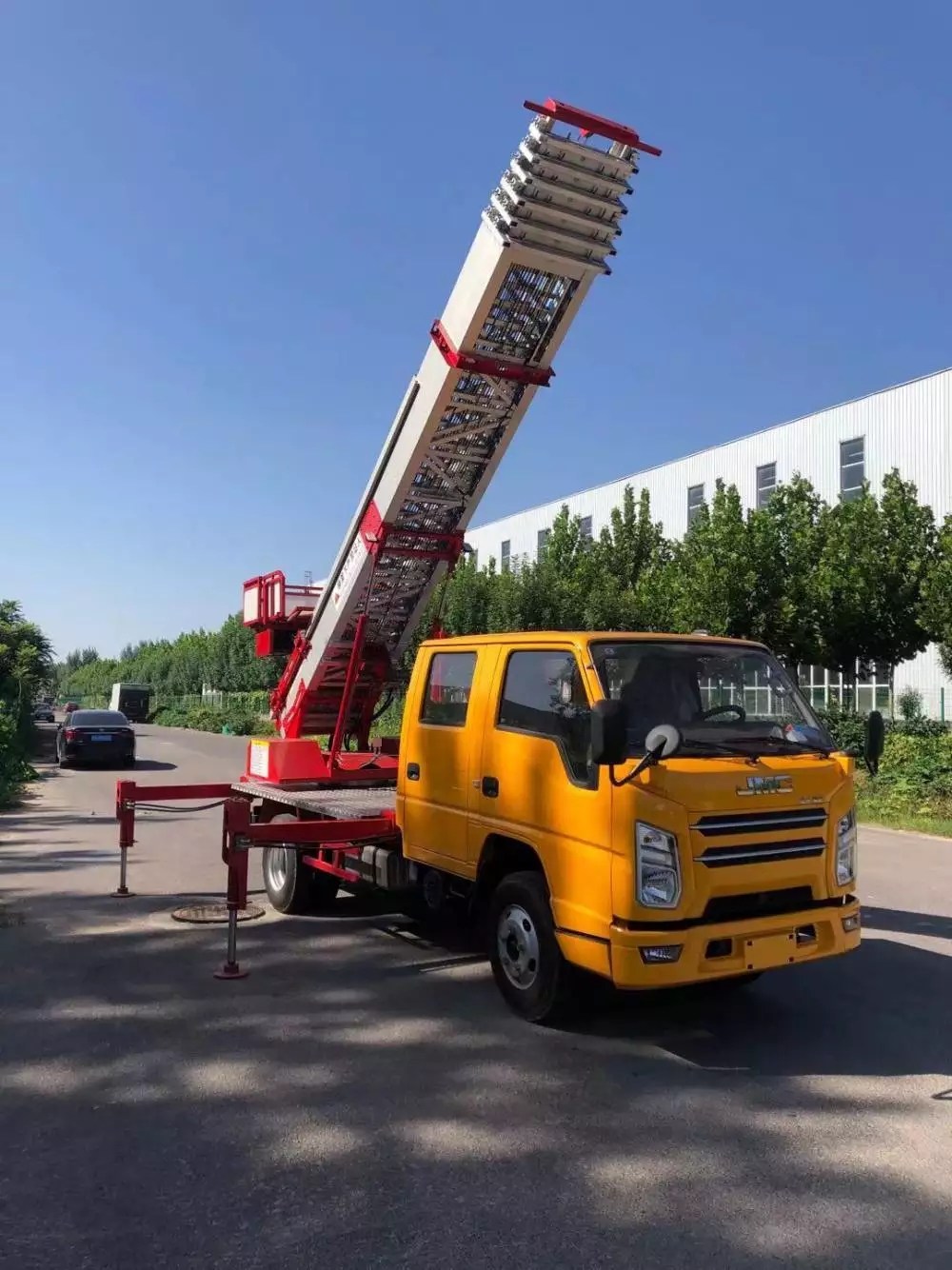 靖安县附近的云梯车出租服务：轻松解决高空作业需求